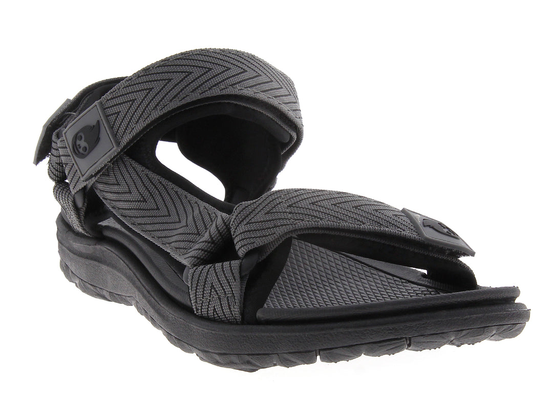 Sandalia gladiador para niño en color gris con tiras texturizadas y cierre de velcro.