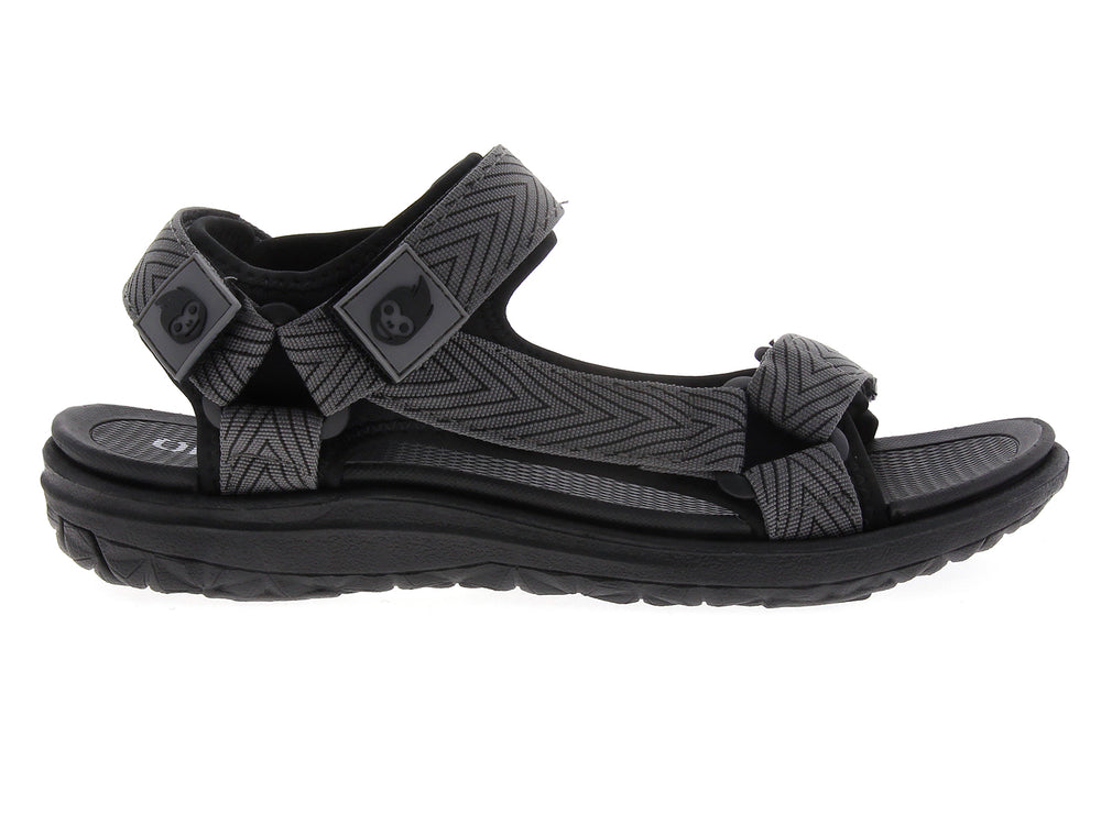 Sandalia gladiador para niño en color gris con tiras texturizadas y cierre de velcro.