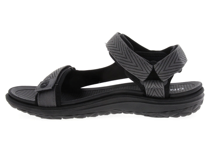 Sandalia gladiador para niño en color gris con tiras texturizadas y cierre de velcro.