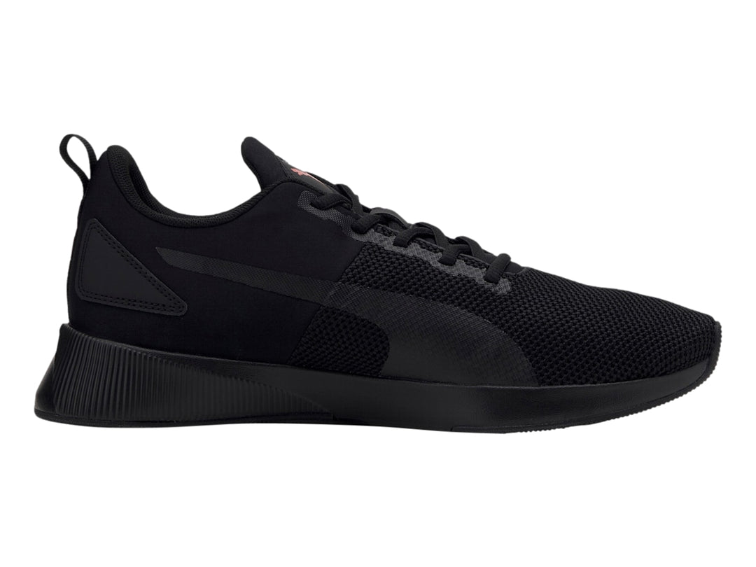 Tenis deportivo PUMA Flyer Runner color negro con detalles en rojo, vista lateral sobre fondo blanco.