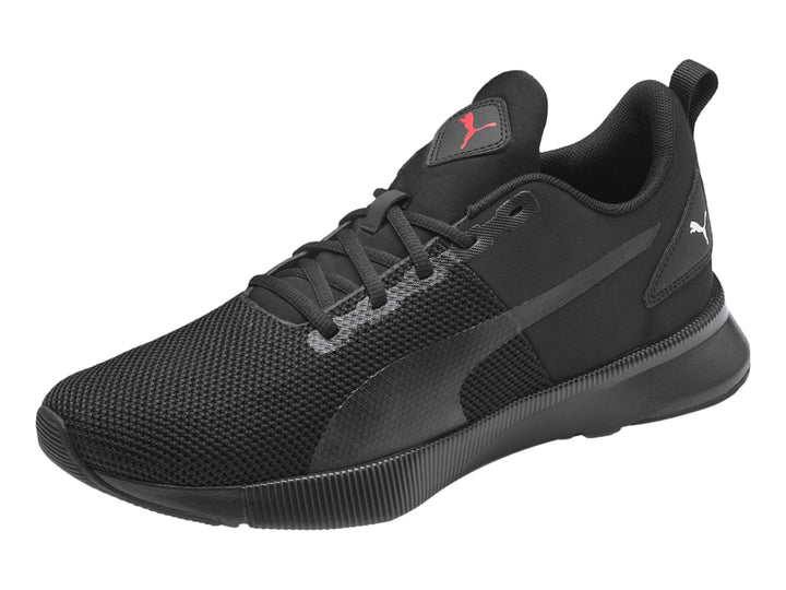 Tenis deportivo PUMA Flyer Runner color negro con detalles en rojo, vista lateral sobre fondo blanco.