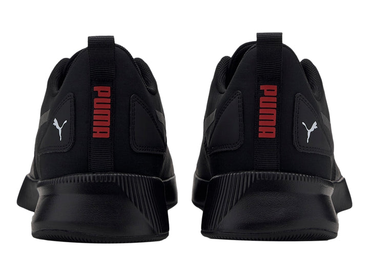 Tenis deportivo PUMA Flyer Runner color negro con detalles en rojo, vista lateral sobre fondo blanco.
