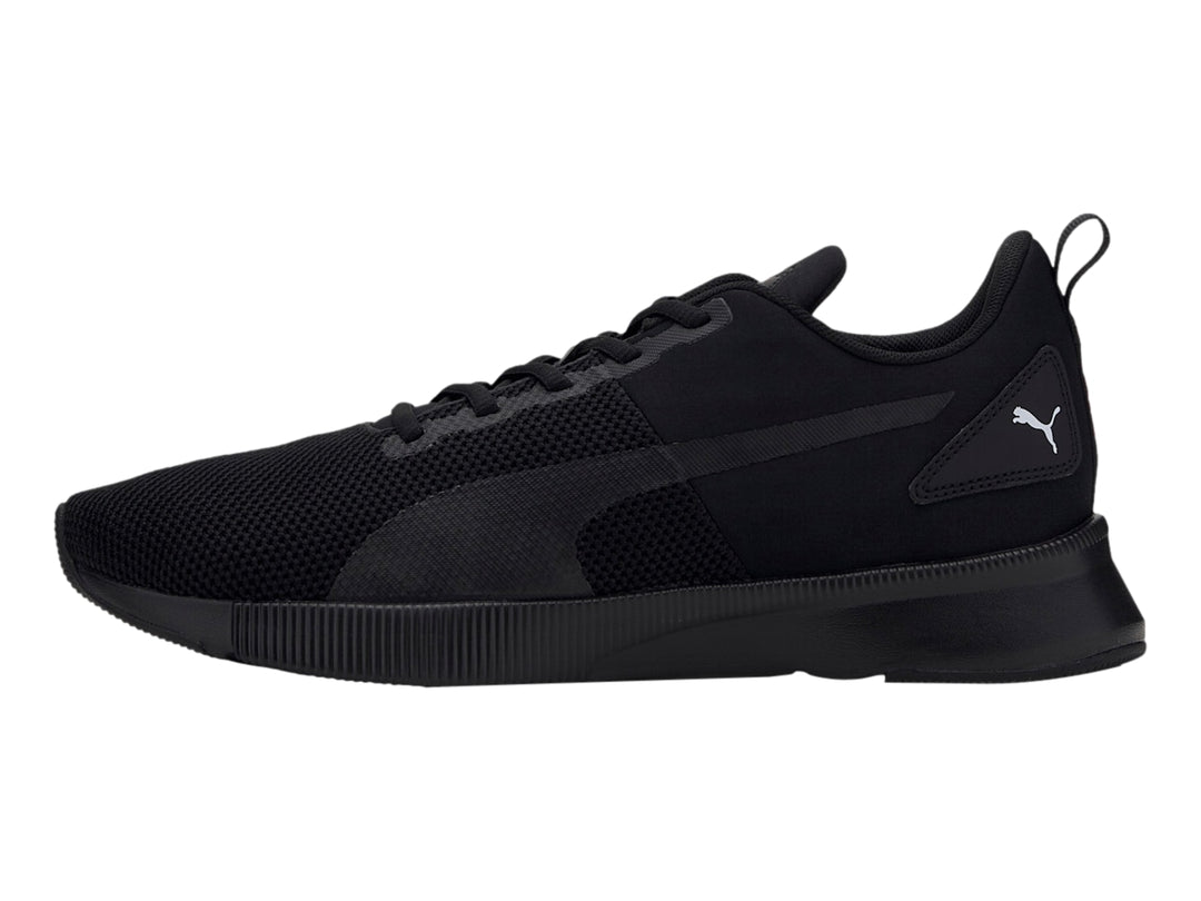 Tenis deportivo PUMA Flyer Runner color negro con detalles en rojo, vista lateral sobre fondo blanco.
