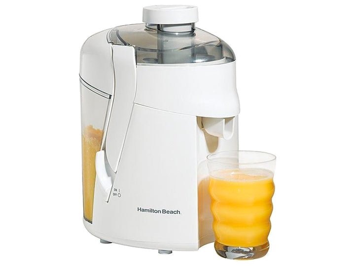 Extractor de jugos Hamilton Beach color blanco con un vaso de jugo amarillo a un lado.