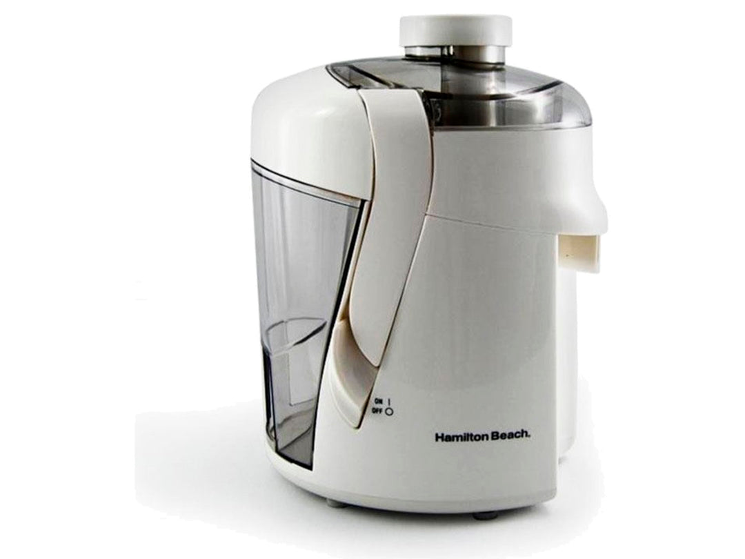 Extractor de jugos Hamilton Beach color blanco con un vaso de jugo amarillo a un lado.