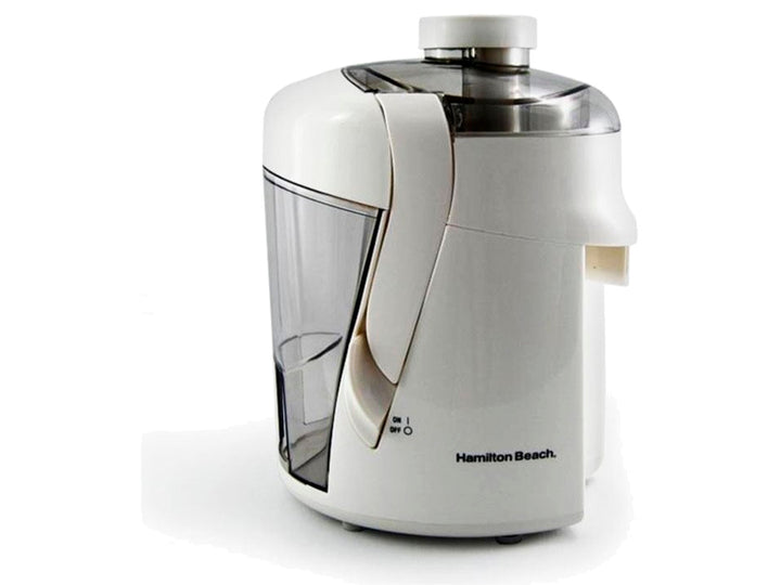 Extractor de jugos Hamilton Beach color blanco con un vaso de jugo amarillo a un lado.