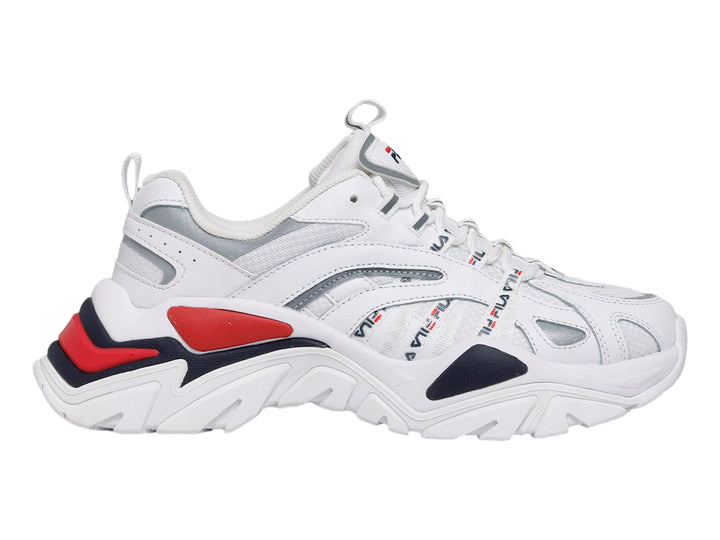 Tenis FILA blancos con detalles en azul marino y rojo, diseño robusto y suela gruesa.