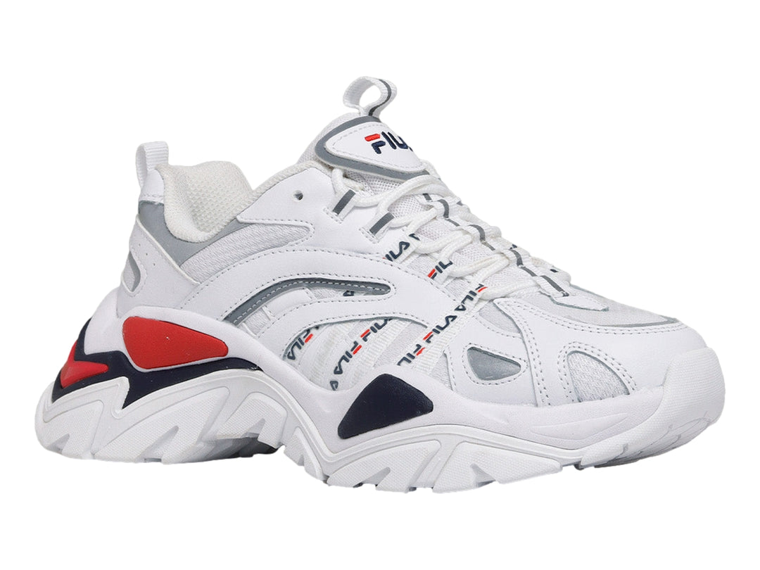 Tenis FILA blancos con detalles en azul marino y rojo, diseño robusto y suela gruesa.