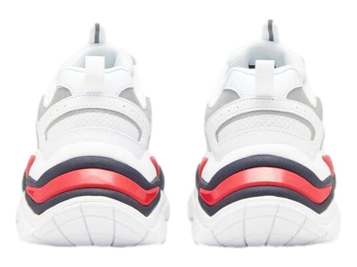 Tenis FILA blancos con detalles en azul marino y rojo, diseño robusto y suela gruesa.