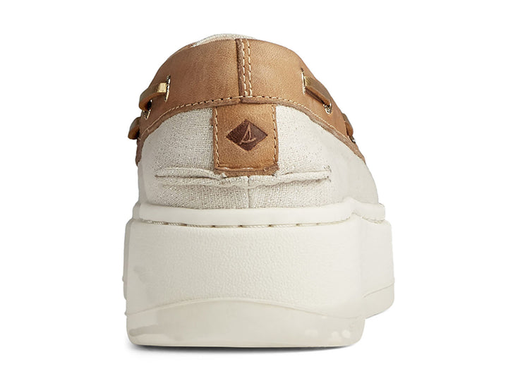 Zapato náutico Sperry de plataforma en color blanco con detalles en cuero café y suela blanca gruesa.