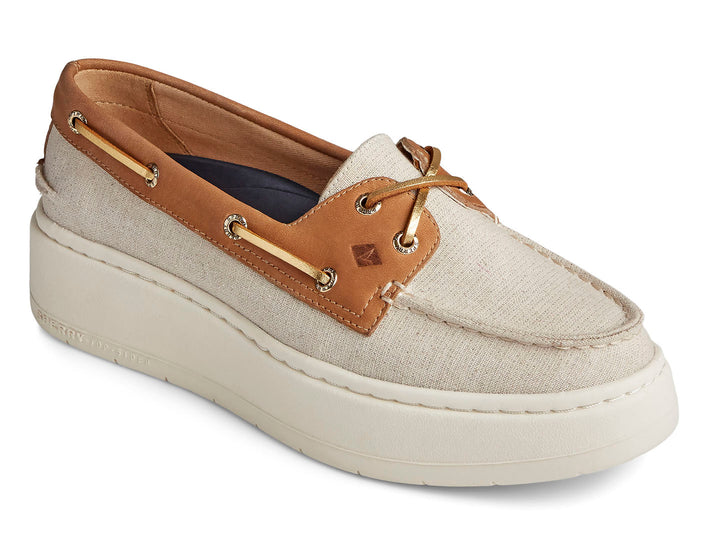 Zapato náutico Sperry de plataforma en color blanco con detalles en cuero café y suela blanca gruesa.