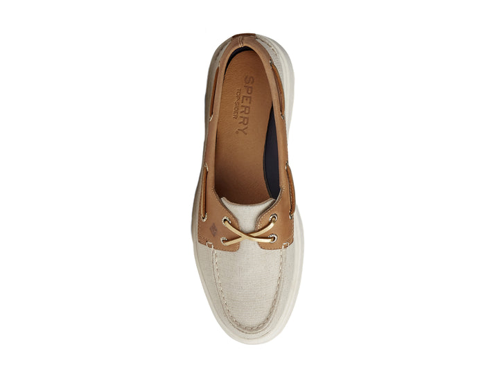 Zapato náutico Sperry de plataforma en color blanco con detalles en cuero café y suela blanca gruesa.