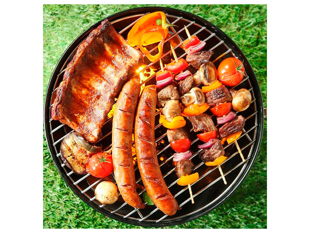 Asador al carbón Aquila de color rojo y negro con tapa y soporte metálico.