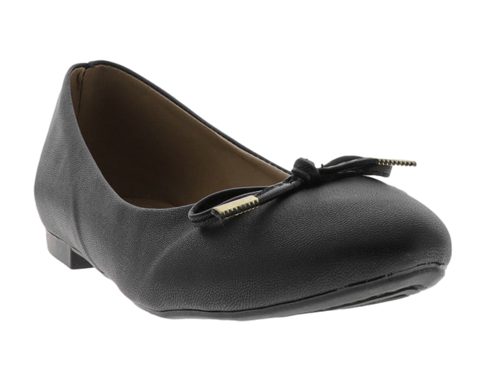 Zapato plano color negro para mujer con detalle de moño dorado en la parte superior.