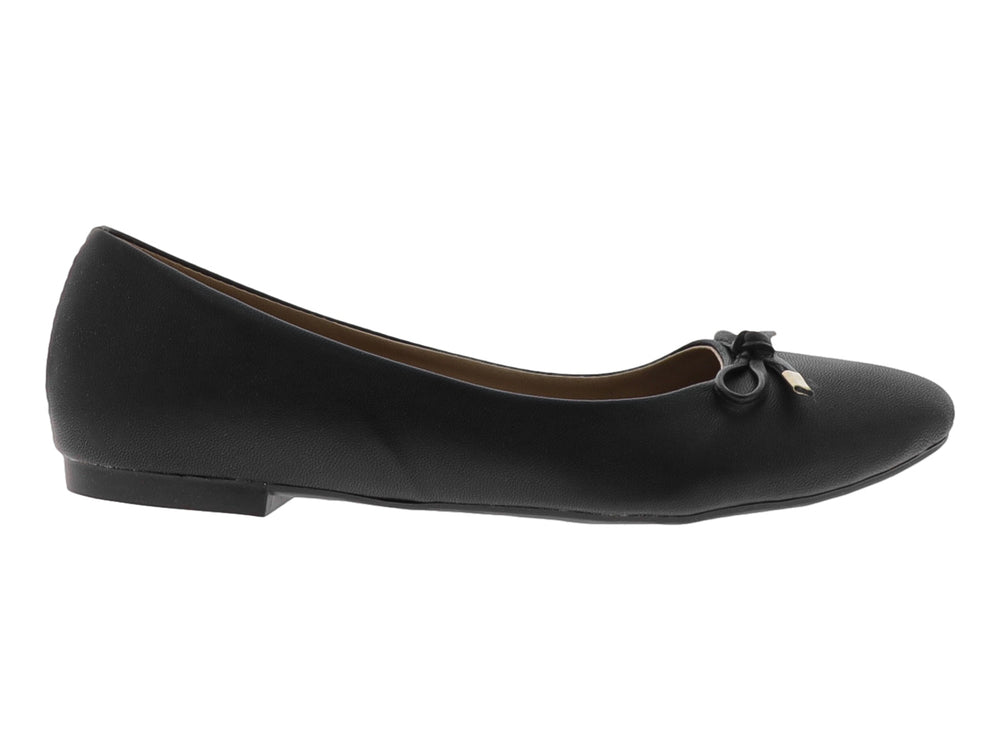 Zapato plano color negro para mujer con detalle de moño dorado en la parte superior.
