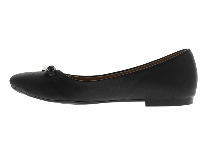 Zapato plano color negro para mujer con detalle de moño dorado en la parte superior.