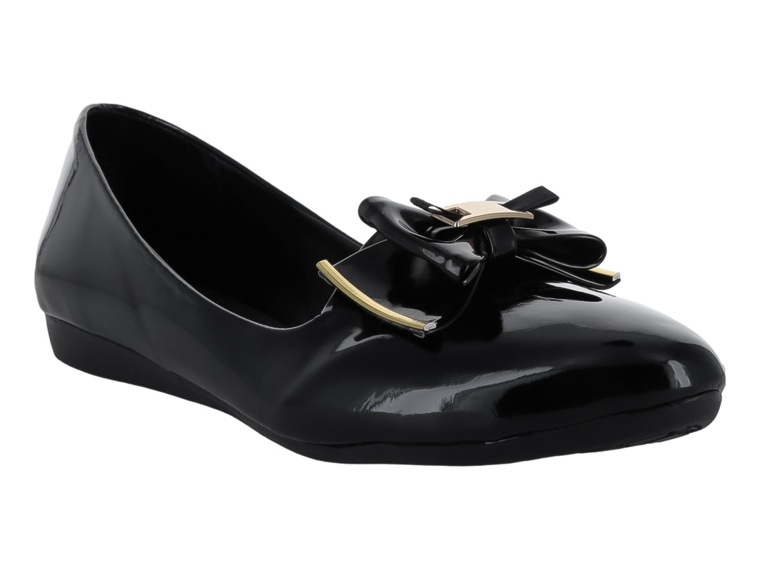 Zapato plano de charol negro con moño decorativo y detalle dorado en la parte superior.