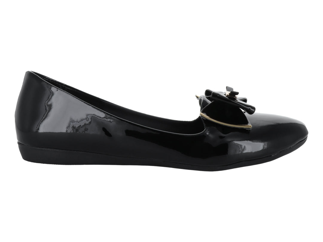 Zapato plano de charol negro con moño decorativo y detalle dorado en la parte superior.
