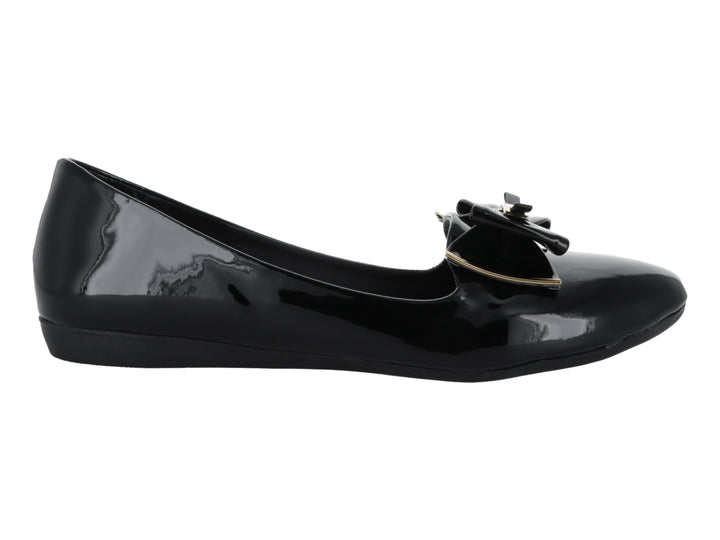 Zapato plano de charol negro con moño decorativo y detalle dorado en la parte superior.