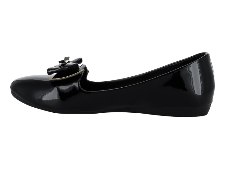 Zapato plano de charol negro con moño decorativo y detalle dorado en la parte superior.