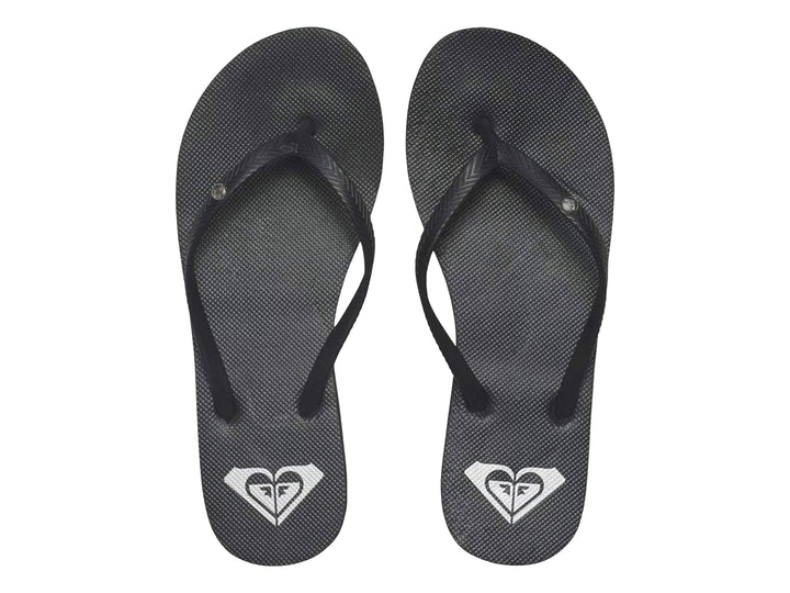 Sandalia tipo flip-flop de color negro vista de perfil sobre fondo blanco.