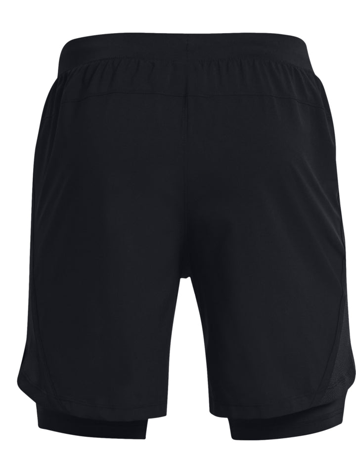 Shorts deportivos Under Armour color negro, diseño 2 en 1 con capa interior y exterior.