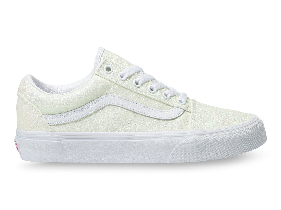 Tenis Vans Old Skool para mujer color blanco con acabado brillante de glitter y suela blanca.