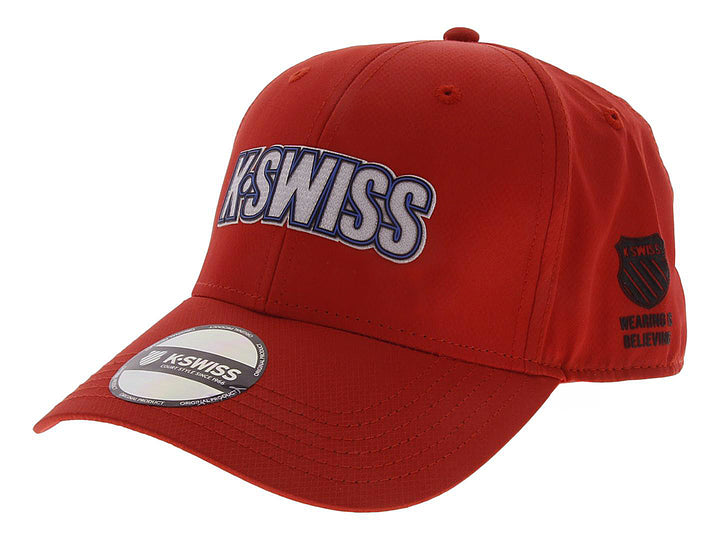 Gorra roja K-Swiss con logotipo bordado en blanco y azul en el frente y lateral.