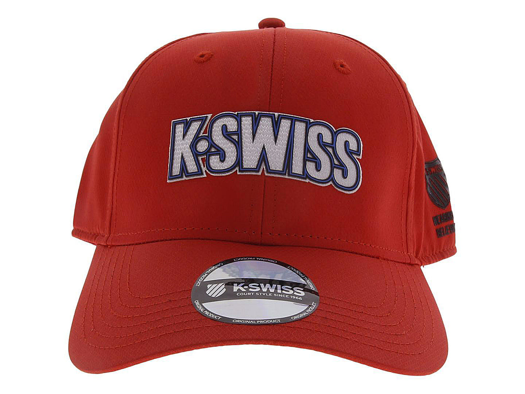 Gorra roja K-Swiss con logotipo bordado en blanco y azul en el frente y lateral.