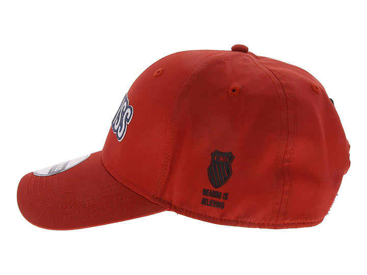 Gorra roja K-Swiss con logotipo bordado en blanco y azul en el frente y lateral.
