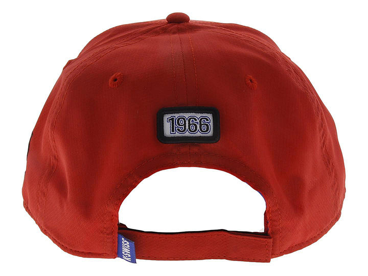 Gorra roja K-Swiss con logotipo bordado en blanco y azul en el frente y lateral.