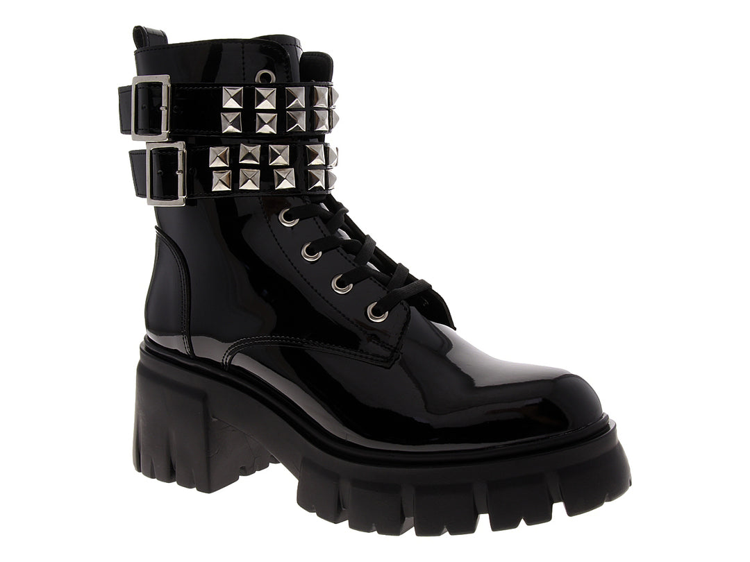 Bota de charol negro con plataforma gruesa y correas con tachuelas plateadas.