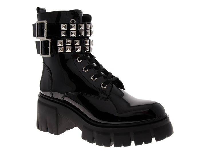 Bota de charol negro con plataforma gruesa y correas con tachuelas plateadas.