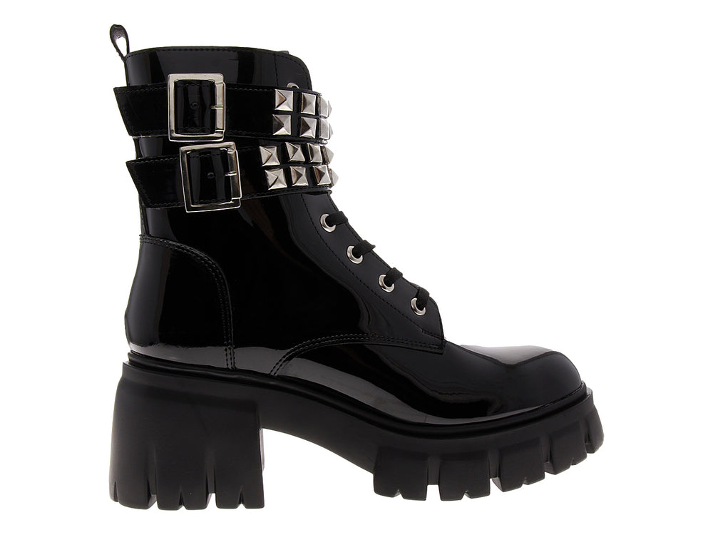 Bota de charol negro con plataforma gruesa y correas con tachuelas plateadas.