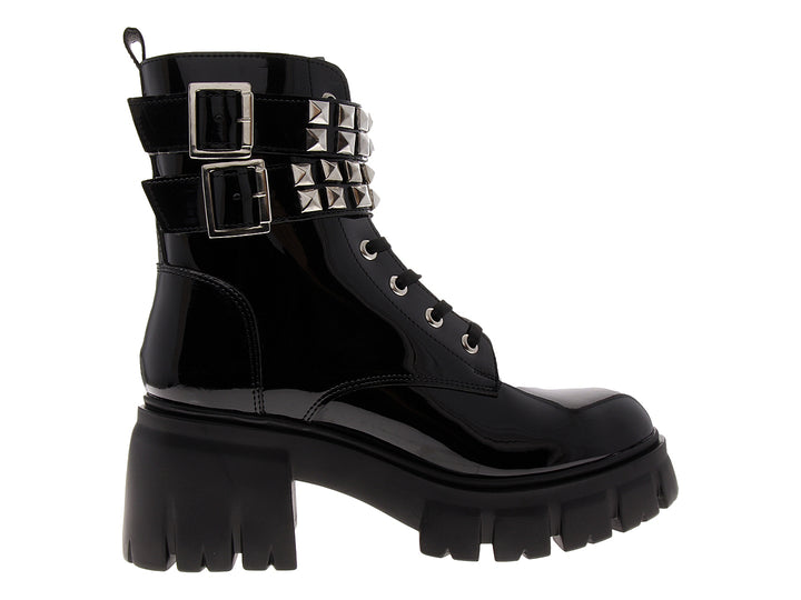 Bota de charol negro con plataforma gruesa y correas con tachuelas plateadas.