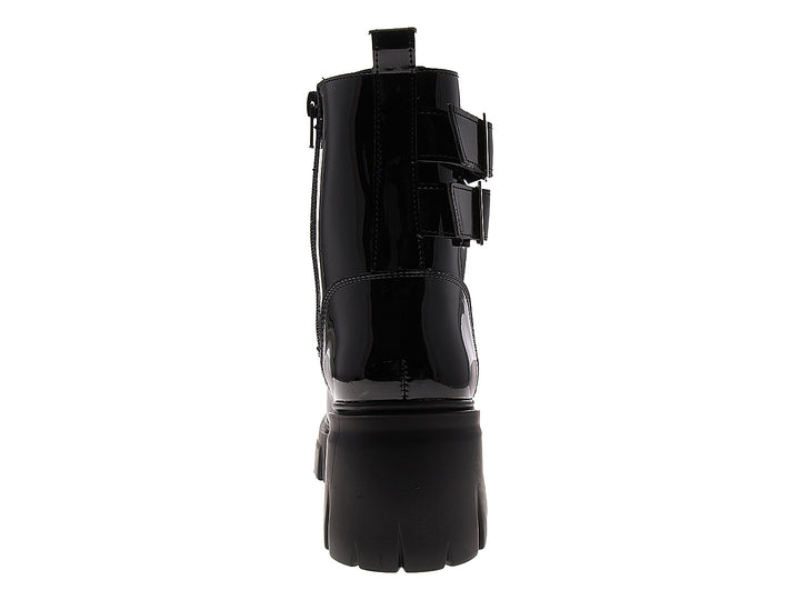 Bota de charol negro con plataforma gruesa y correas con tachuelas plateadas.