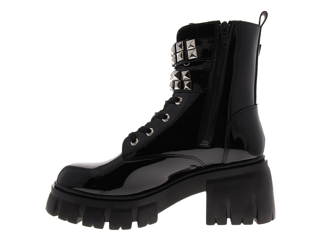 Bota de charol negro con plataforma gruesa y correas con tachuelas plateadas.