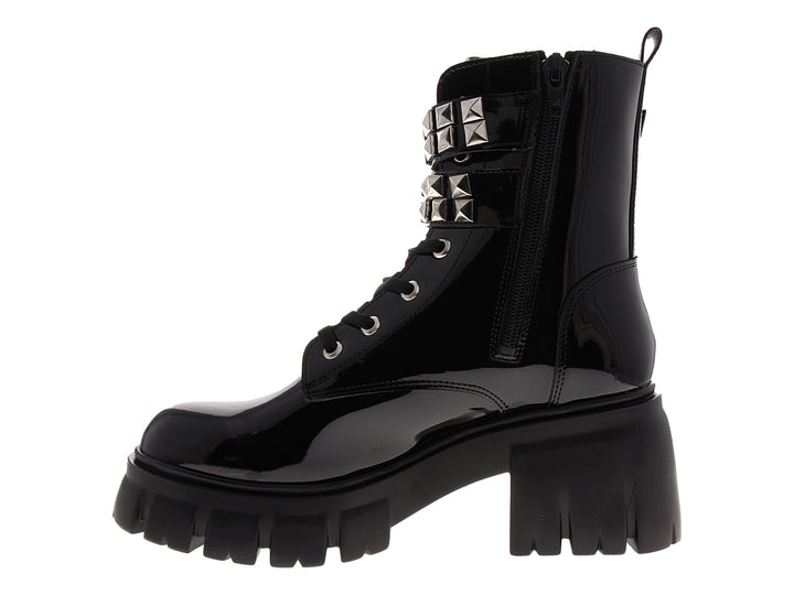 Bota de charol negro con plataforma gruesa y correas con tachuelas plateadas.