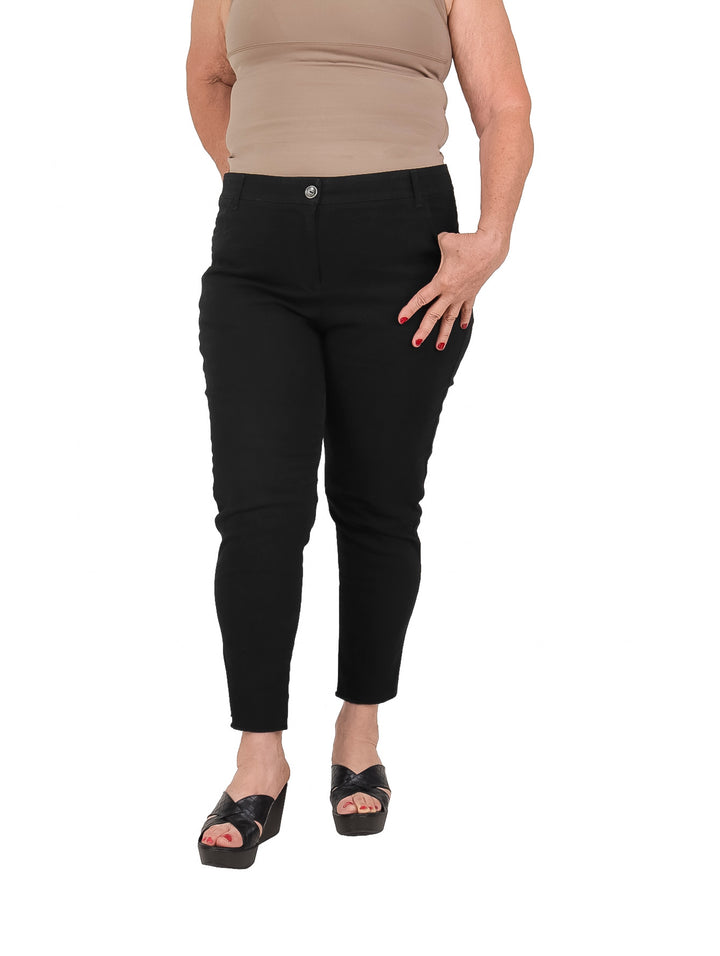 Mujer vistiendo pantalón básico casual color negro.