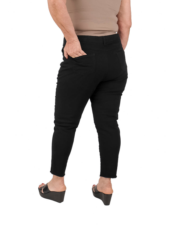 Mujer vistiendo pantalón básico casual color negro.