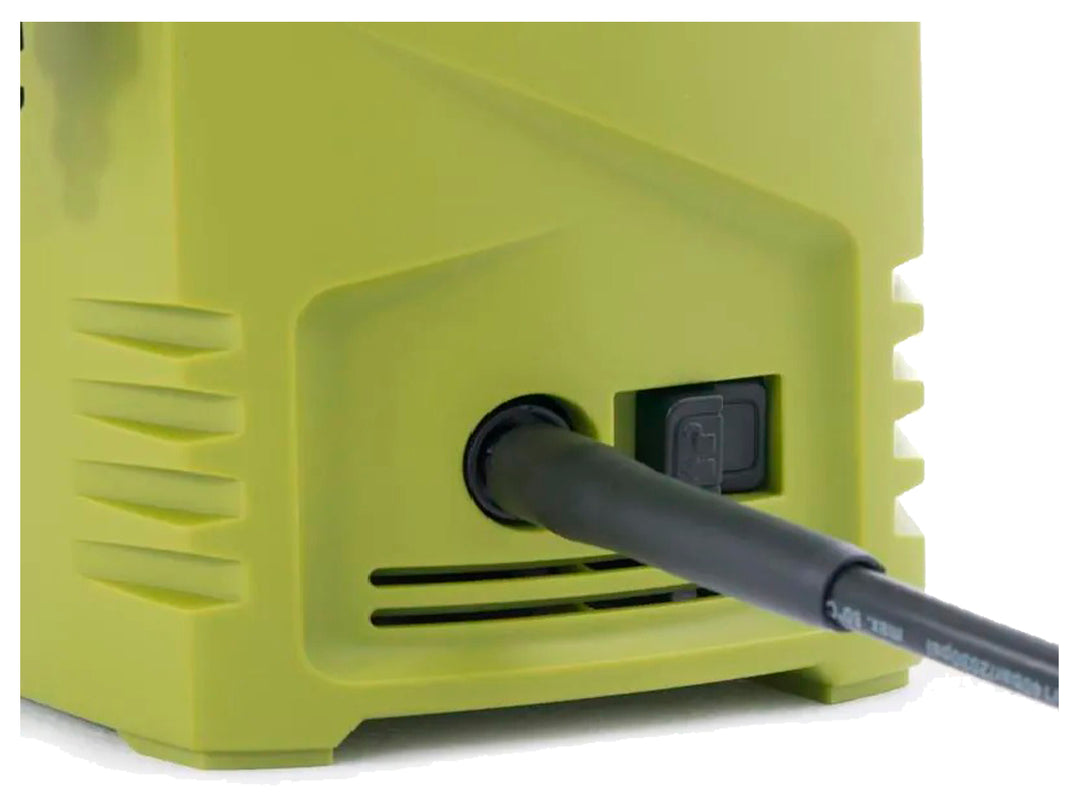 Hidrolavadora Koblenz de color verde y negro con manguera y pistola de agua integrada.