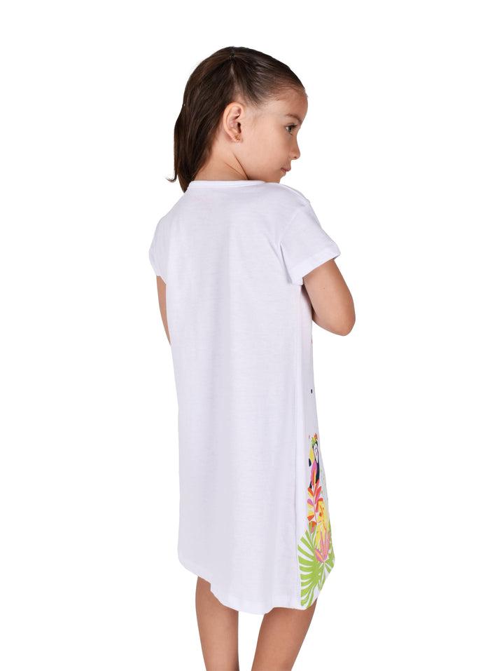 Vestido blanco para niña con estampado tropical de tucanes y hojas verdes en la parte inferior.