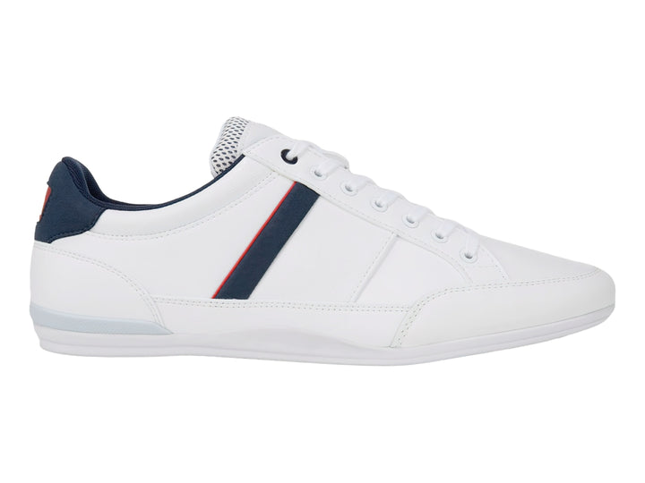 Tenis deportivos Lacoste blancos con franjas laterales en azul marino y rojo.