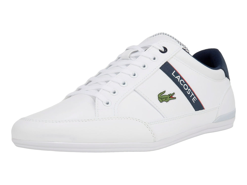 Tenis deportivos Lacoste blancos con franjas laterales en azul marino y rojo.