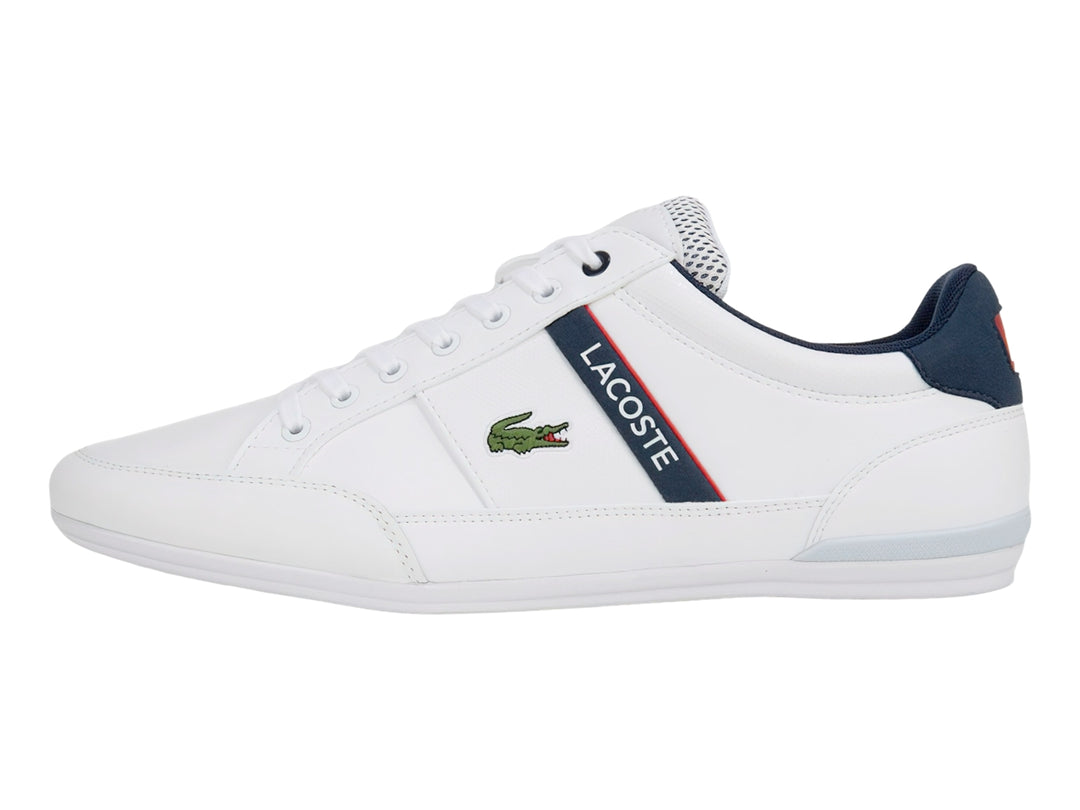 Tenis deportivos Lacoste blancos con franjas laterales en azul marino y rojo.