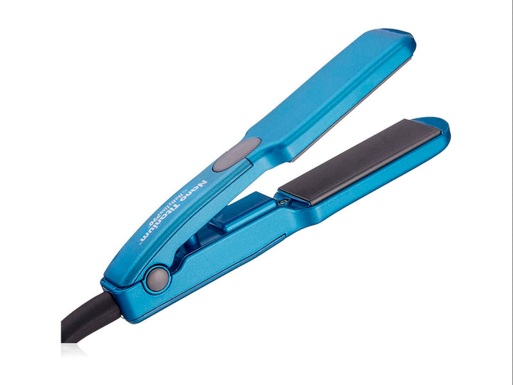 Mini alaciadora BaByliss Nano Titanium en color azul con placas negras, diseño compacto y moderno.
