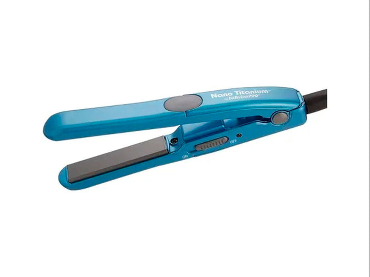 Mini alaciadora BaByliss Nano Titanium en color azul con placas negras, diseño compacto y moderno.