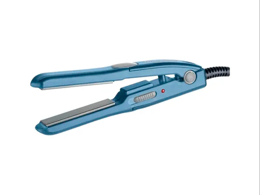 Mini alaciadora BaByliss Nano Titanium en color azul con placas negras, diseño compacto y moderno.