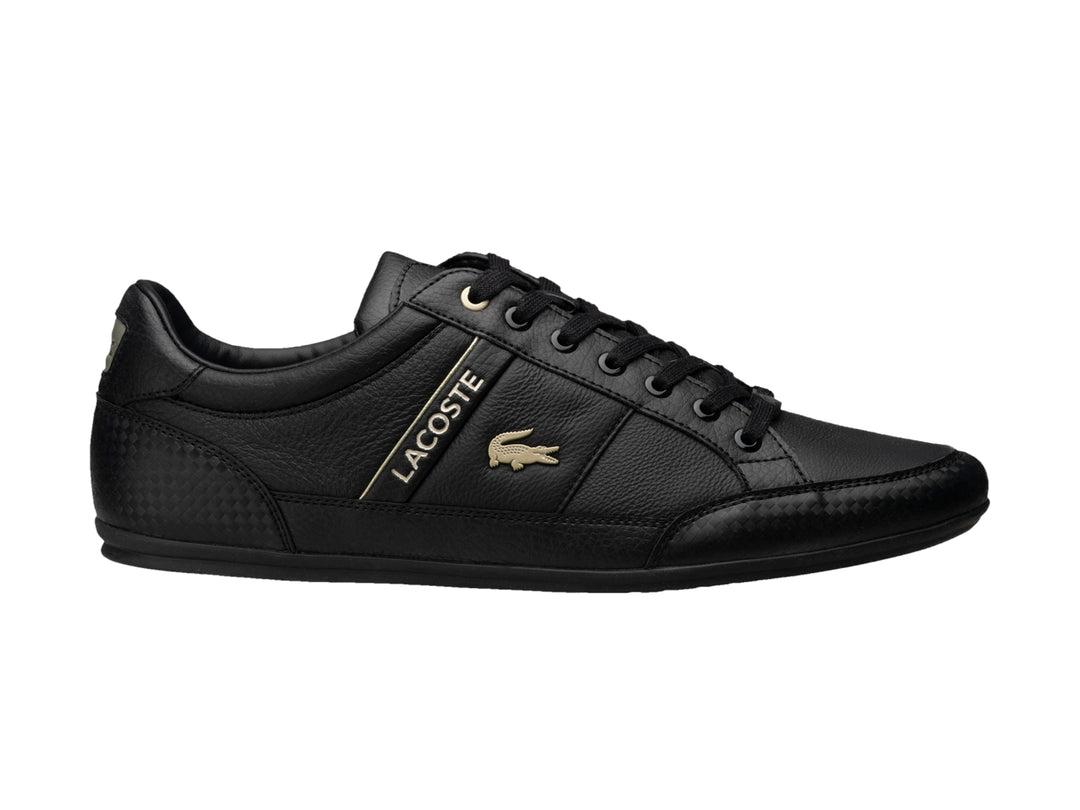 Tenis Lacoste Chaymon para hombre en color negro con detalles dorados y suela plana.