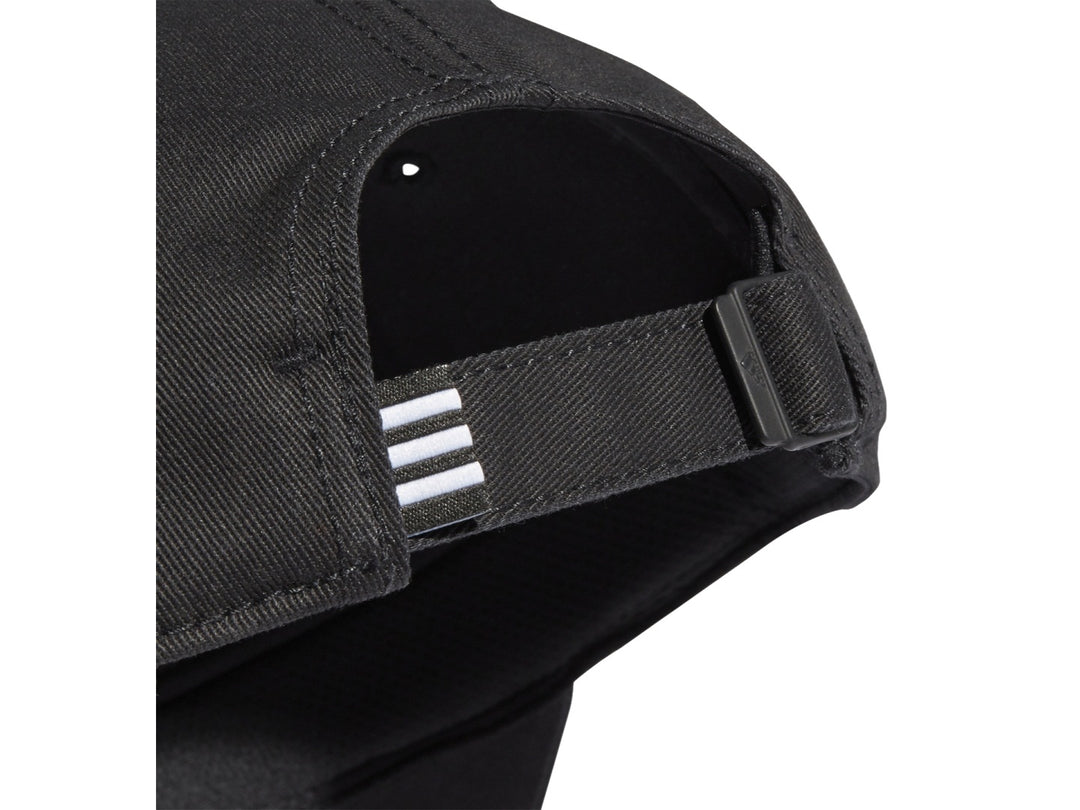 Gorra deportiva Adidas color negro con logotipo y tres franjas blancas en la visera.